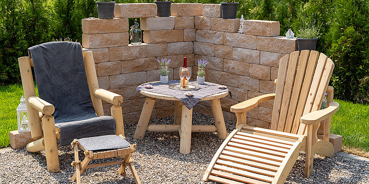 Zwei Gartenstühle mit Tisch im Garten