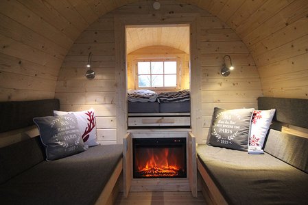 Campingfass mit Schlafplätzen und Ofen