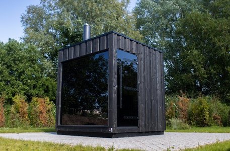 Outdoor Sauna schwarz mit großen Fenster