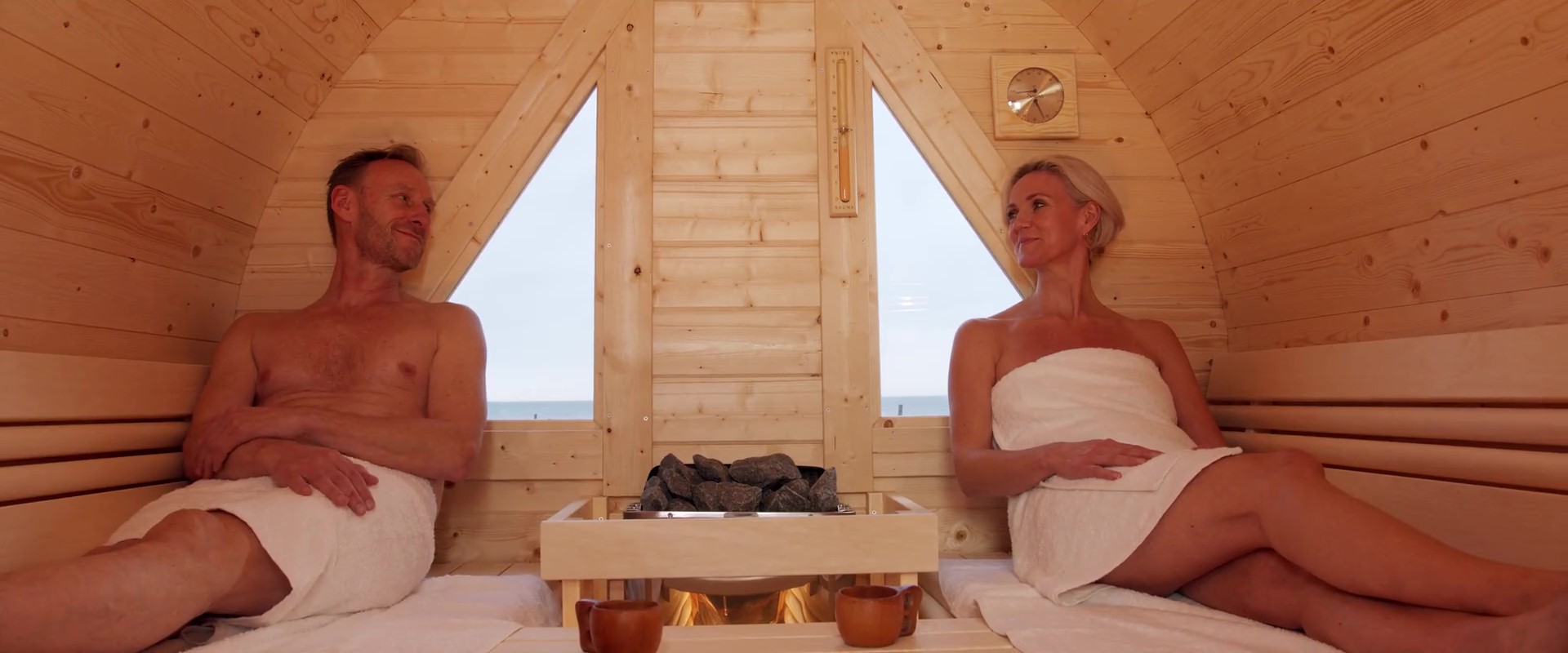 Frau und Mann im Saunafass beim saunieren